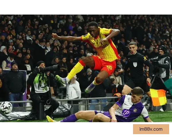 力压巴黎登顶法甲榜首朗斯能否上演赛季夺冠黑马传奇之路全程解析